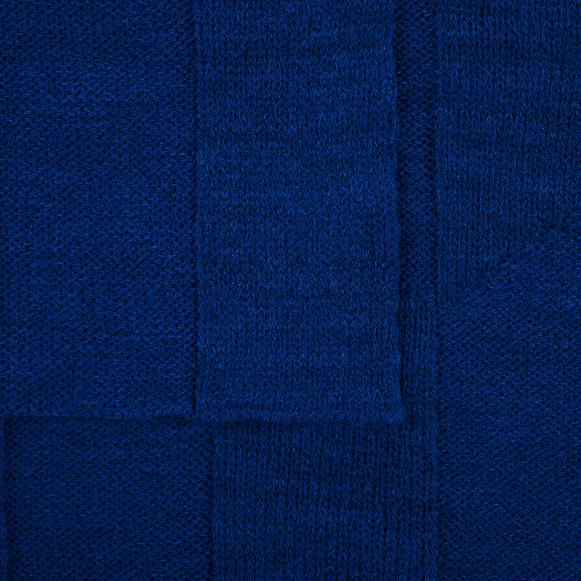 COLOR KNIT: вязаный плед темно-синего кобальтового цвета, деталь